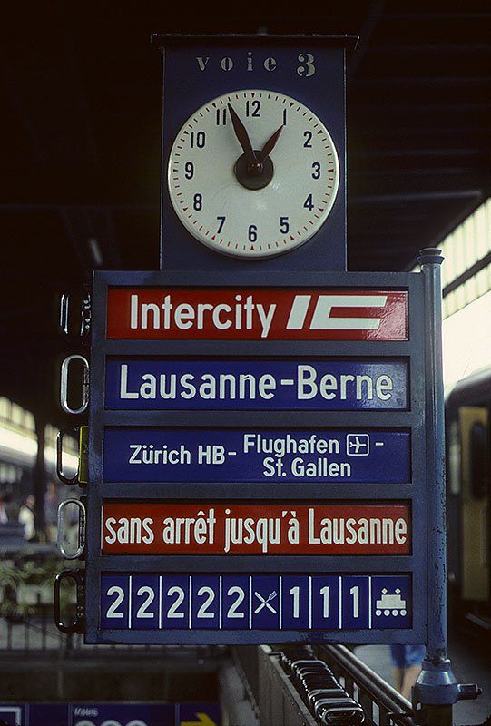 Heute museal, damals noch stark verbreitet: Anzeige mit Metalltafel. Bahnhof Genve-Cornavin, im Aug. 1982, HQ-Scan ab Dia.