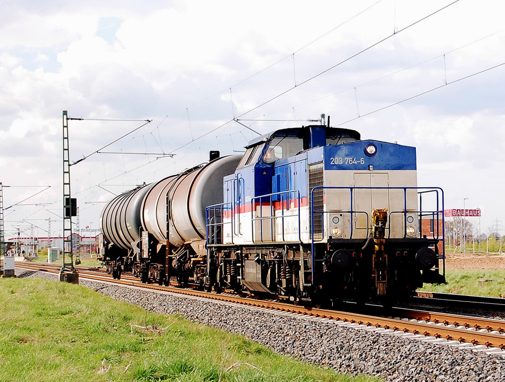 Heute Nachmittag war D-Day und das meine ich nicht auf das Datum bezogen....es dieselte nur so auf der KBS 495 bei Allerheiligen.....die Chemion 203 764-6 kam mit zwei Tankwagen aus Richtung Neuss gefahren....an diesem 20.4.2012