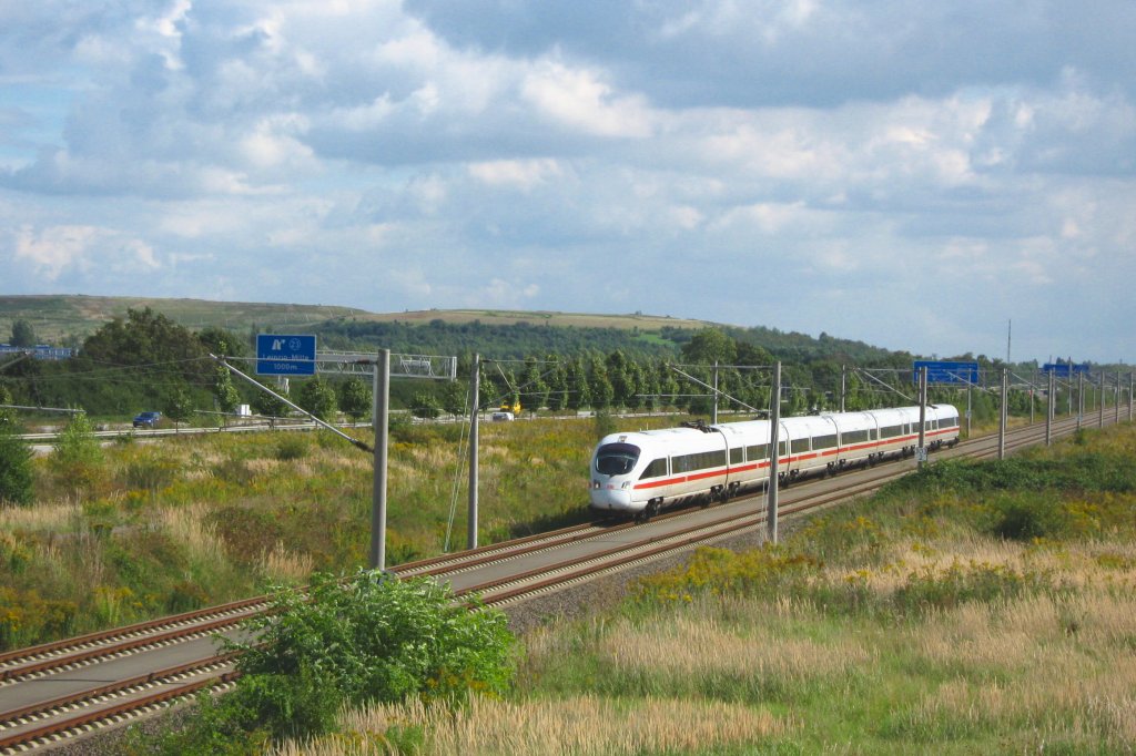 Heute noch ein seltenes Bild. ICE-Verkehr auf einen fertigen Teilstck der NBS Leipzig-Erfurt. Da klettert man auch mal unter eine Brcke. 18.09.2010 (Abschnitt LE Flugh.-LE Messe)
(c) by Vico Schulze