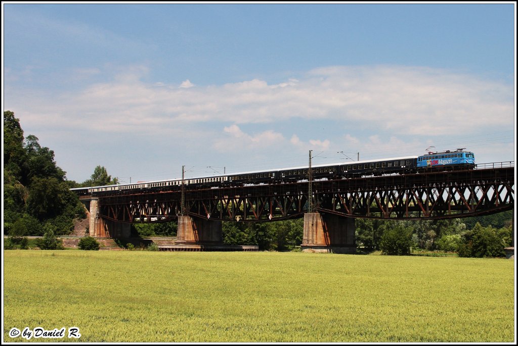 Heute nur zwei Bilder des Classic Courier nach Regensburg Hbf. Zuglok war standartgem die 1042 520  Gera Mond  mit dem DPE 325 und dem langen Wagenpark aus Kornwestheim. (22.06.2011, Regensburg - Prfening)