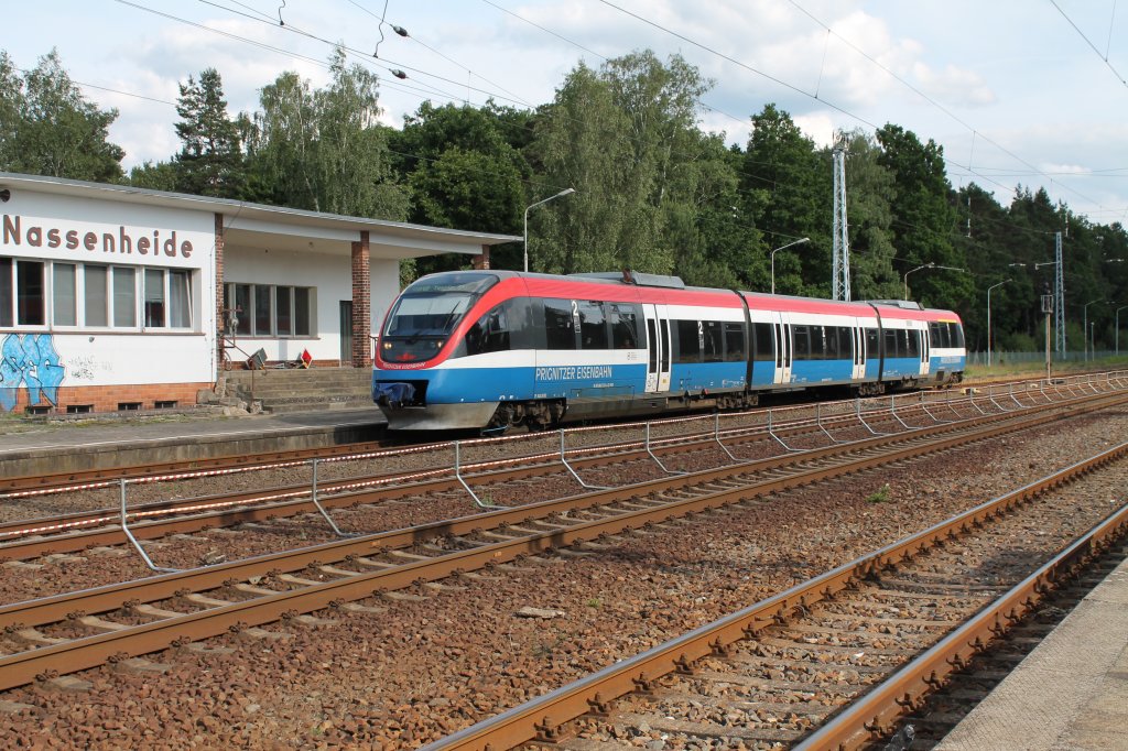 Heute schon eine historische Aufnahme. einer der fast letzten RB`s von Berlin-Lichtenberg nach Templin Stadt am Gleis 3 des Bf Nassenheide am 10.06.2012. Heute rollt ein Zwei-Wege-Bagger hin und her und tranportiert dort demontierte Gleisjoche.