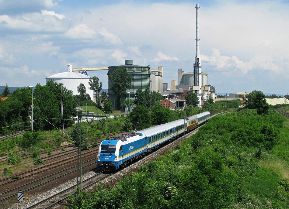 Heute soll der Turm der Zuckerfabrik in Regensburg gesprengt werden. Damit ist das Motiv der Zuckerfabrik leider endg�ltig Geschichte. Aus diesem Grund zeige ich euch heute nochmal drei Aufnahmen von diesem Motiv. Am 10.06.2008 ist von den Abrissarbeiten noch fast nichts zu sehen, als 183 003 mit dem Alex 86008 aus M�nchen an der Zuckerfabrik vorbei f�hrt.