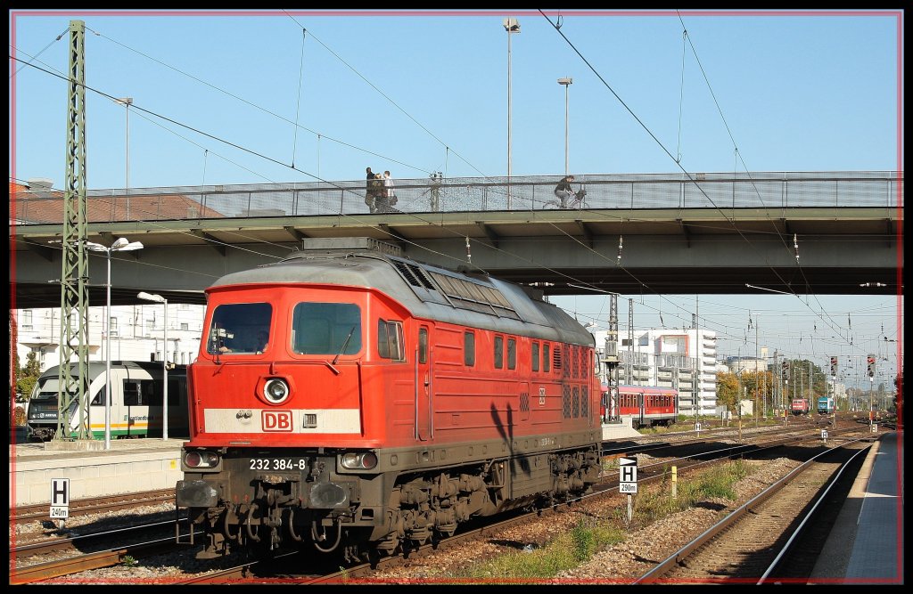 Heute sollens von mir mal wieder ein paar Bilder aus dem Regensburg Hbf sein. Angefangen mit 232 384 die gerade im Hbf an einen Schotterzug rangiert. (04.10.2010, Regensburg Hbf)