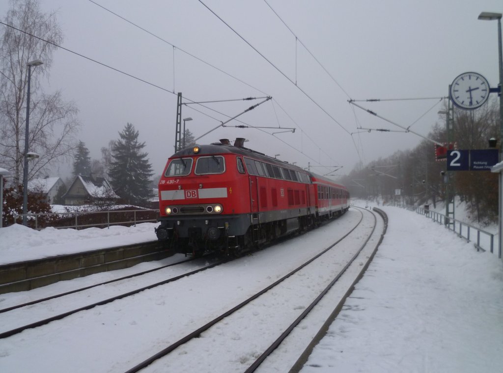 Heute stand eine Wagenberfhrung von Mhldorf nach Chemnitz auf dem Plan. Gefahren von der Erzgebirgsbahn 218 430-7, hier in Jnitz am 26.02.13 dank eines kuzen Haltes.
