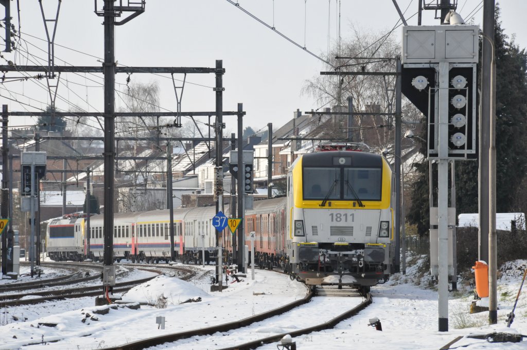Heute stand in Welkenraedt ein Testzug mit den neuen Siemens EuroSprinter 1811 und 1860 an je einem Zugende. Nachts unternehmen sie Testfahrten auf der nahe gelegenen Hochgeschwindigkeitsstrecke. Softwareprobleme haben die Inbetriebnahme immer wieder hinausgezgert. Von einem Lokfhrer erfuhr ich, dass sie normalerweise ab Mrz 2011 im Personenverkehr eingesetzt werden sollen, und dort die Serie 13 ersetzen werden. Aufgenommen am 04/12/2010 von der ffentlichen Strasse.