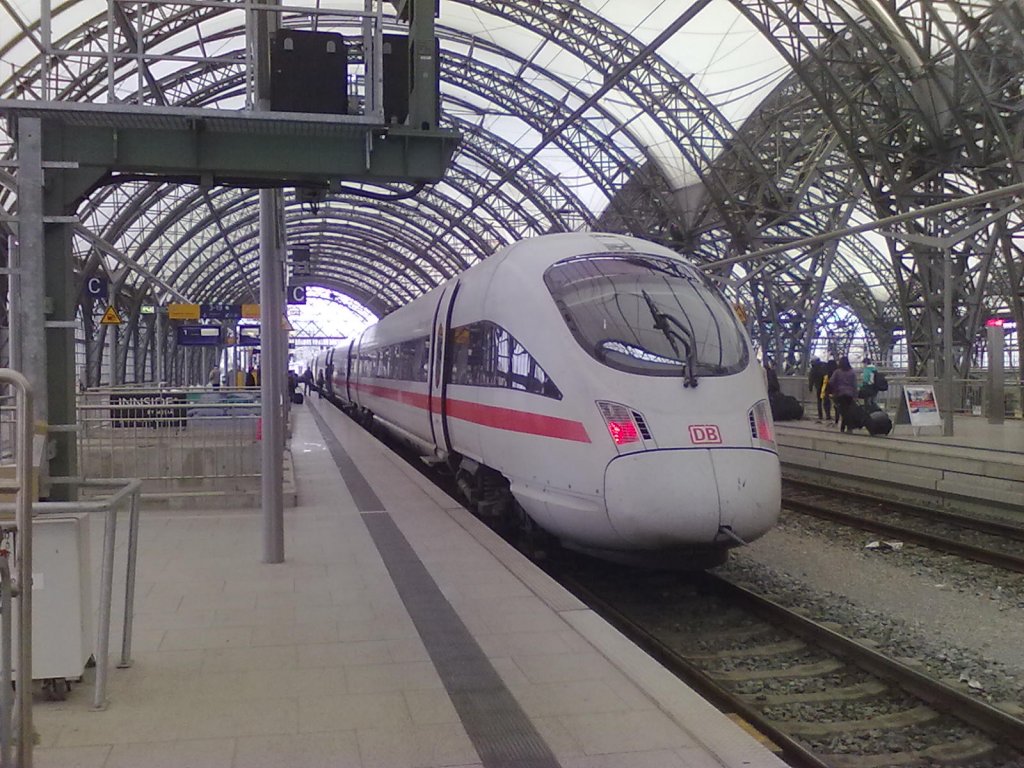 Heute steht mal ein kurzer ICE im Hauptbahnhof auf Gleis 2 zur Weiterfahrt nach Frankfurt Flughafen. Aufnahme: 16.04.2010