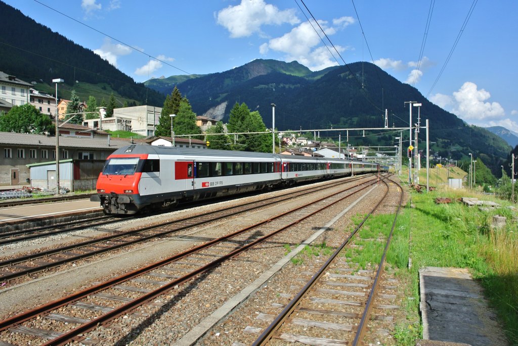 Heute verkehrte als IR 2261/2286 (Zrich-Chiasso-Zrich) ein EWIV Pendelzug. Normalerweise verkehren keine Pendelzge am Gotthard. Der Pendel besteht aus dem Bt IC 50 85 28-94 986-2, 3 B EWIV, 2 A EWIV, Re 460 026-8, D ex. SNCF und 2 B EWII (NL). Im Bild fhrt der IR 2286 in Airolo ein, 04.08.2013.