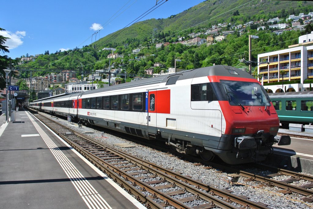 Heute verkehrte ausnahmsweise ein Bt IC in einem EWIV Modul nach Locarno. Normalerweise verkehren normale Verstrkungswagen an den Gotthardkomps, heute wurde jedoch ein sonst nicht gebrauchtes Modul verwendet. Zuvorderst ist der Bt IC 50 85 28-94 914-4 in Locarno auf Gleis 2, 11.05.2013.