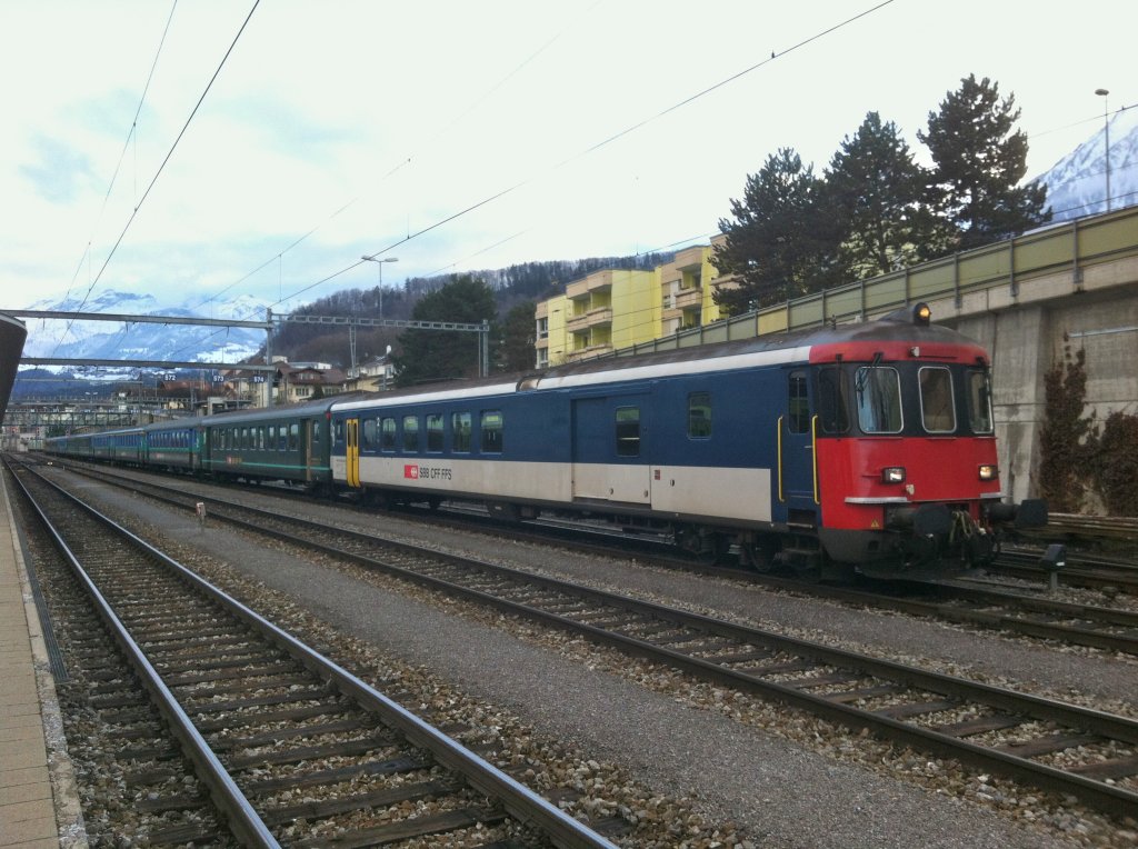 Heute verkehrte ein SBB Extrazug fr das JUSKILA von Bern nach Zweisimmen, und anschliessend leer zurck nach Bern. Im Bild ist der 10-teilige EWI/II Pendel, mit dem BDt EWII 50 85 82-33 921-6, und der Re 4/4 II 11159 am Zugschluss, bei der Rckfahrt whrend dem  Wenden in Spiez. Jedes Jahr fhrt die SBB den Extrazug nach Zweisimmen, dies ist der einzige Einsatz von SBB Personenzgen im Simmental, Spiez, 02.01.2013. (Handyfoto)