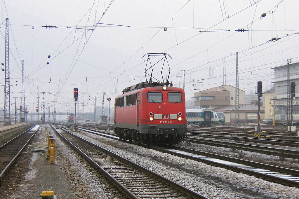 Heute vor genau 5 Jahren in Regensburg Hbf: Damals waren 139/140 hier der ganz normale Alltag wie heute die 185. 139 164 durchfhrt am 21.12.2007 Regensburg Hbf. Leider ist die Bildqualitt nicht die Beste, ich hatte damals nur eine schrottige Kompaktkamera. (Bild entstand vom Ende des Bahnsteig 8)