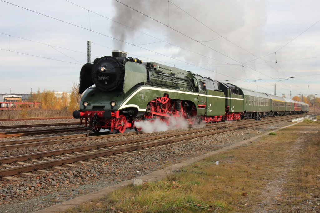 Heute war 18 201 mit einen Sonderzug nach Mnchen unterwegs. Hier bei der Aussfahrt aus Zwickau(Sachs.)Hbf.04.11.2011.
