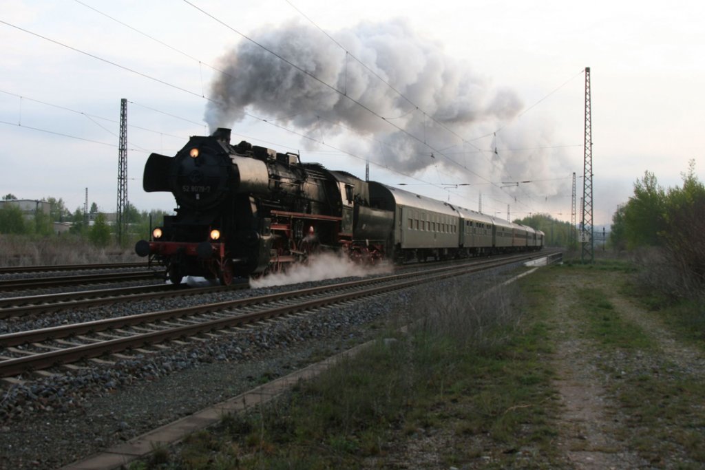 Heute war 52 8079 mit ihren Sonderzug von Dbeln nach Kulmbach unterwegs.Hier bei der Aussfahrt aus Zwickau(Sachs.)Hbf.01.05.2010.