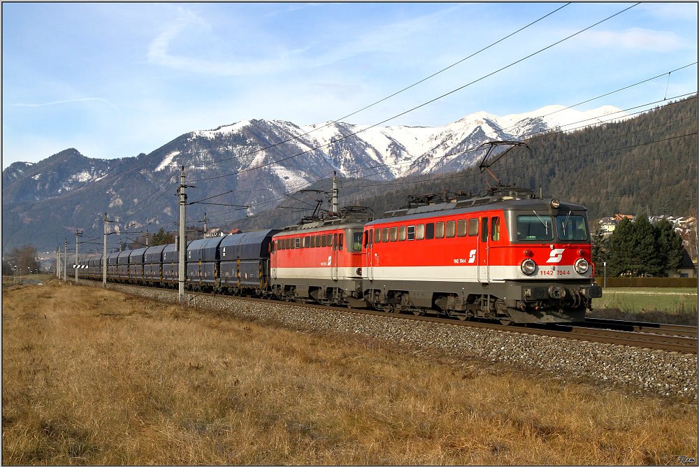 Heute war der Erzzug 58664 von Eisenerz nach Leoben mit 1142 704 und 1142 587 bespannt.
Traboch 30.12.2009