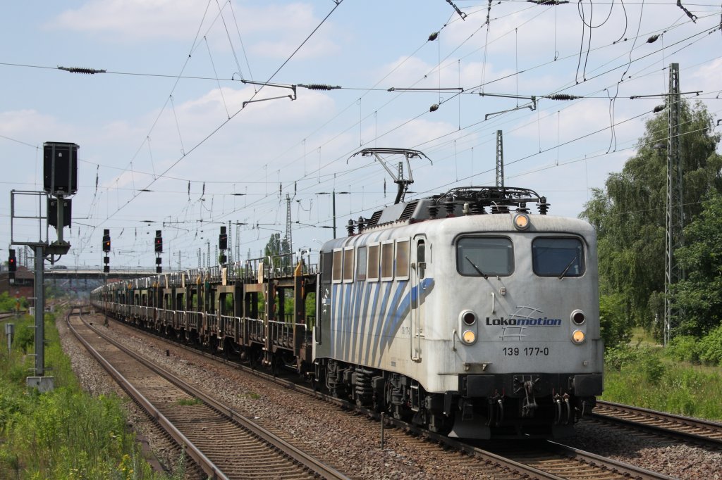 Heute war ich auf Safari in Schnebeck (Elbe). Dabei konnte dieses Zebra geschossen werden :-) Es ist 139 177-0 mit einem leeren Autozug aus Richtung Magdeburg. Die Fahrt geht nach Zwickau-Mosel, Fotografiert am 15.06.2010.