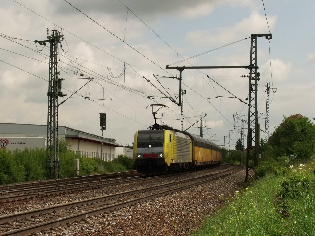 Heute war ich wieder mal in Obertraubling und mchte von diesem Tage die besten 5 Bilder euch nicht vorenthalten. (21.05.2010)
Nr. 2: ES 64 F4 - 023 (189 923 SE) mit einem ARS Altmann Zug 