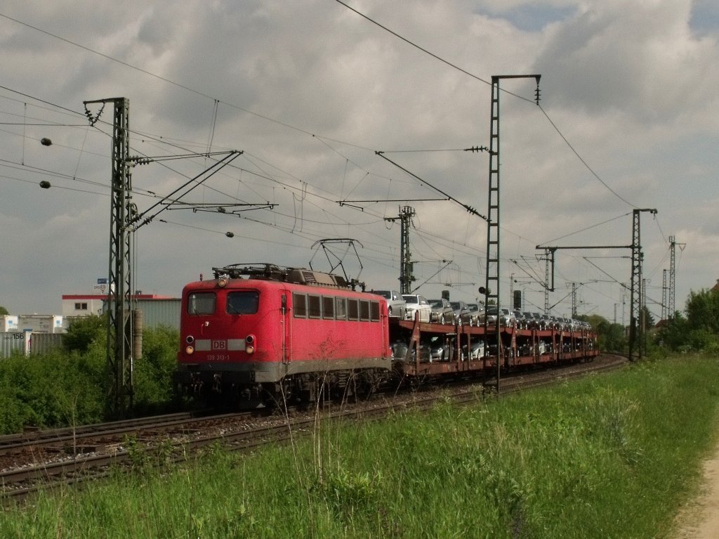 Heute war ich wieder mal in Obertraubling und mchte von diesem Tage die besten 5 Bilder euch nicht vorenthalten. (21.05.2010)
Nr. 3: 139 313 mit einem Kurzen  Millionen Zug . Ein recht seltener Gast auf dieser Kursbuchstrecke
