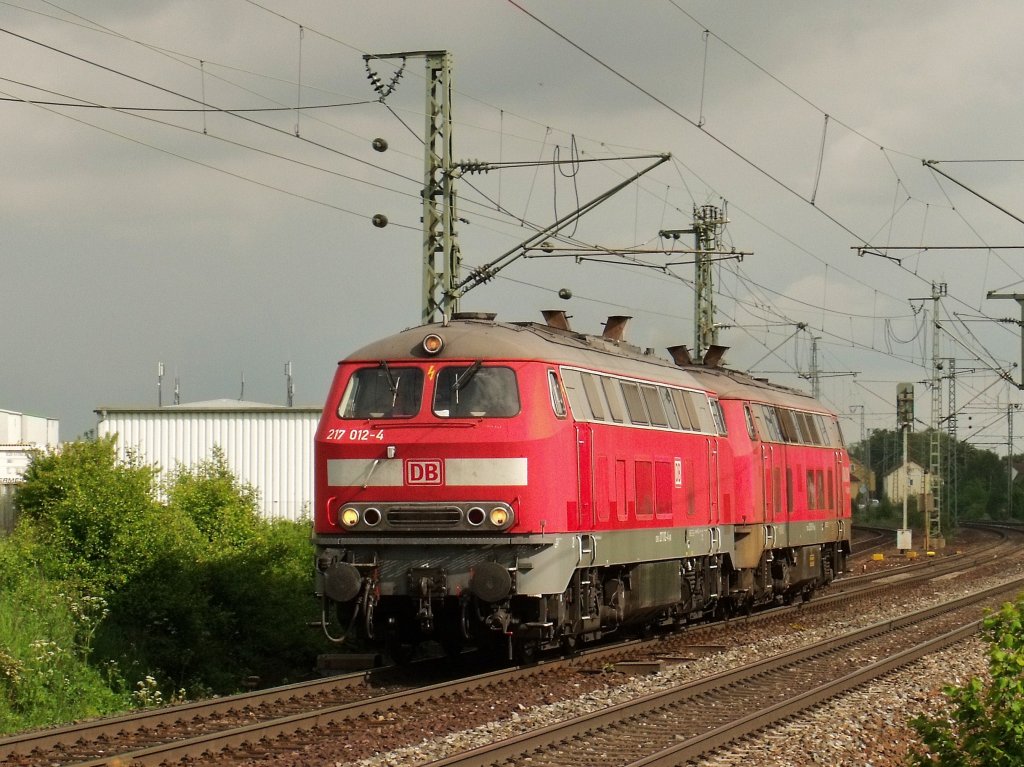 Heute war ich wieder mal in Obertraubling und mchte von diesem Tage die besten 5 Bilder euch nicht vorenthalten. (21.05.2010)
Nr. 4: 217 012 und eine Schwestermaschine Diselen nach Saal an der Donau.