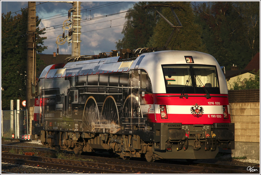 Heute war mit dem Gterzug 55563 (Selzthal - Zeltweg) erstmalig die neue BB Werbelok 1216 020  175 Jahre Eisenbahn in sterreich  im Aichfeld zu Gast.
Zeltweg 20.9.2012