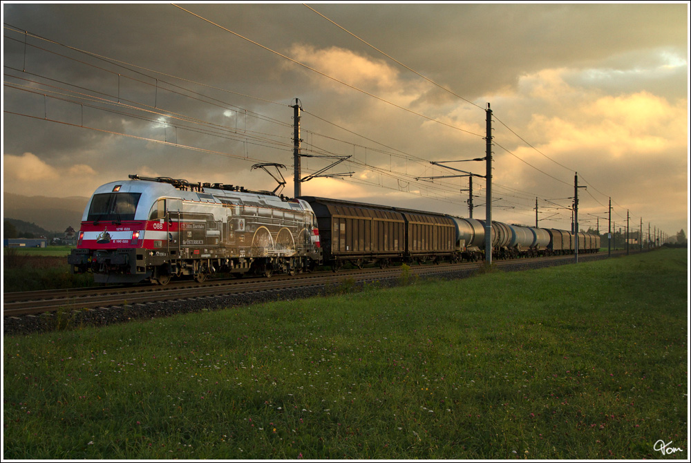Heute war mit dem Gterzug 55563 (Selzthal - Zeltweg) erstmalig die neue BB Werbelok 1216 020  175 Jahre Eisenbahn in sterreich  im Aichfeld zu Gast.      Lind bei Zeltweg 20.9.2012