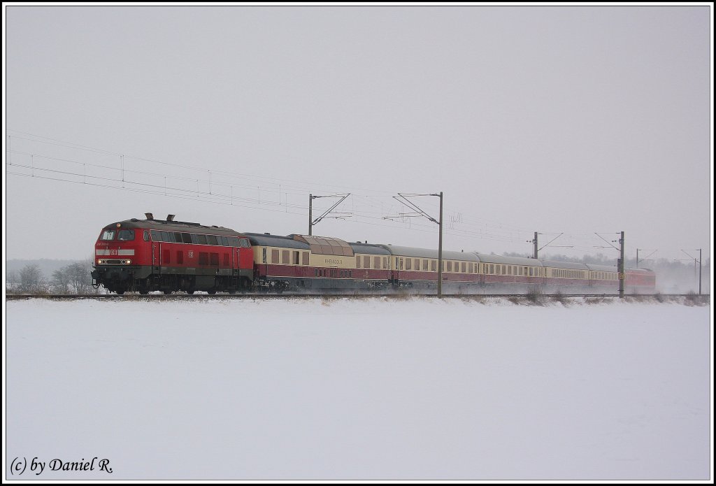 Heute war wieder TEE-Time. Gezogen wurde der pnktliche Nobel-Zug von einem zur Garnitur unpassenden Lok, der 218 360. Zuglauf war am 06:28 ab Transtein - Rosenheim- Mhldorf- Landshut um schlielich um 11.14 in Nrnberg anzukommen. Abgepasst haben wir die Leistung am 04.12.10 in Kfering. 
