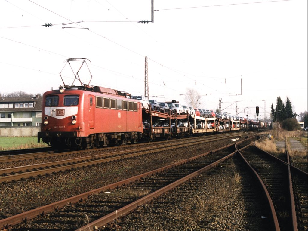 Heute wieder drei Farbvariante der BR 140. Die 140 201-5 mit einem Gterzug bei Bruchmhlen am 05-02-2000. Bild und scan: Date Jan de Vries.