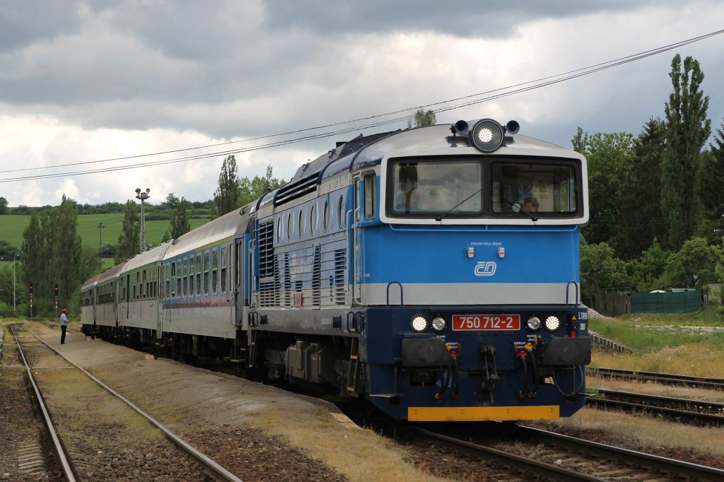 Heute wieder drei Farbvariante der Taucherbrille. Hier steht die Reko-Lok 750 712-2 (ehemalige 750 410-3) mit R 666 Brno-Plzeň abfahrtsbereit auf Bahnhof Okřky am 21-5-2013.