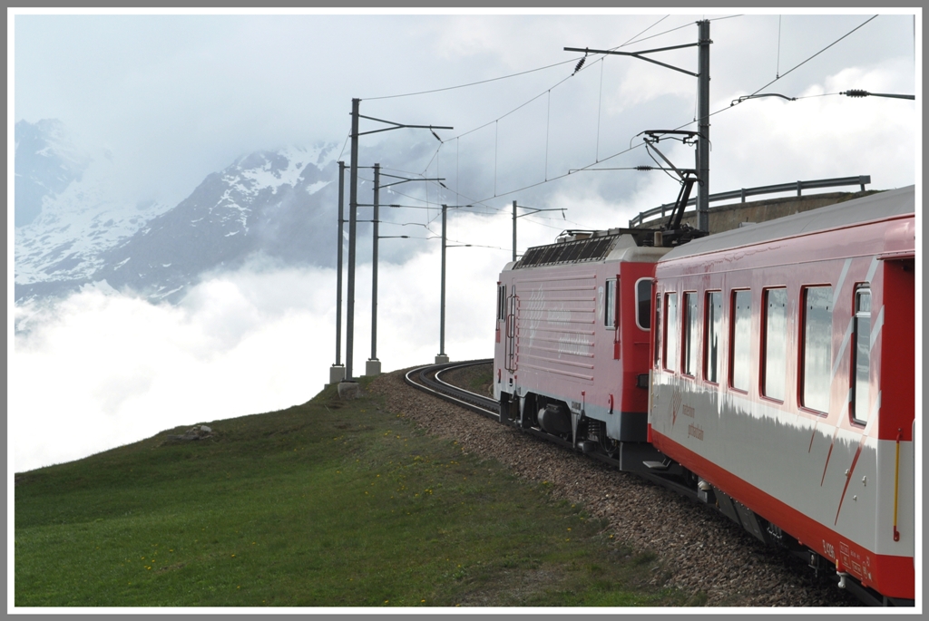 Heute wieder einmal ein paar Seitenblicke von der Oberalpstrecke der MGB. R852 scheint unterhalb von Ntschen bereits ber den Wolken zu schweben. (27.04.2011)