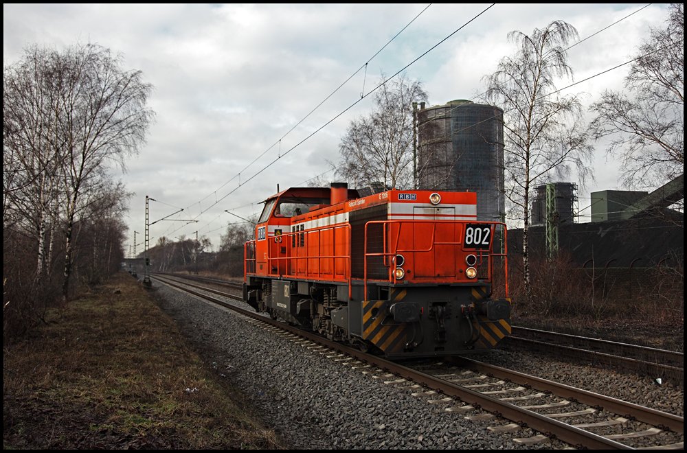 Heute wurde mal der freie Tag genutzt und ein bisschen das Ruhrgebiet erkundet. An der Kokerei Prosper brummt Lok 802 (9880 0275 802-3 D-RBH)  Ruhrpott Sprinter  der RBH mit ihrem 16V Motor vorber. Diese Lok trgt noch den alten Lack der RAG und wurde am 21.08.1997 wurde diese Ausgeliefert.