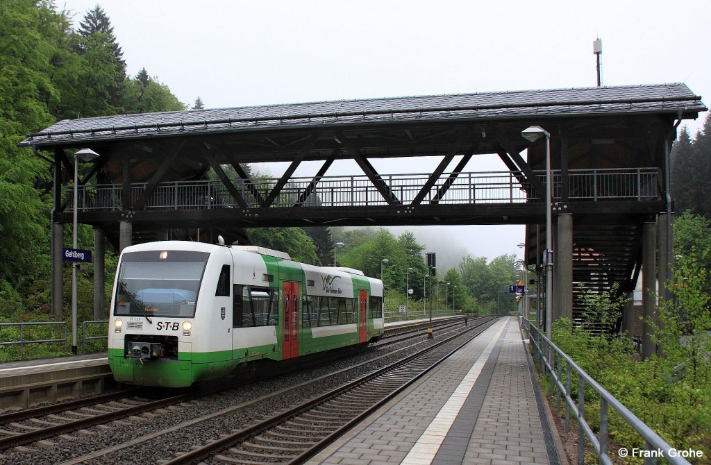 Heute zur  Abkhlung  ein paar Fotos aus dem Thringer Wald, als mein Bruder Peter und ich vor einigen Tagen bei Dauerregen auf einer gemeinsamen Fototour waren --> Adtranz Regioshuttle RS1 STB 650 523-3 Sd Thringen Bahn VT 123 als STB 80569 Erfurt - Meiningen, KBS 570 Erfurt - Meiningen / Wrzburg, fotografiert im Bahnhof Gehlberg am 31.05.2013