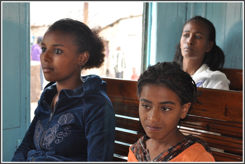 Hewan und ihre Schwester Marta sind voll gespannt auf die bevorstehende Bahnfahrt in der Holzklasse. Arbaroba (02.02.2012)