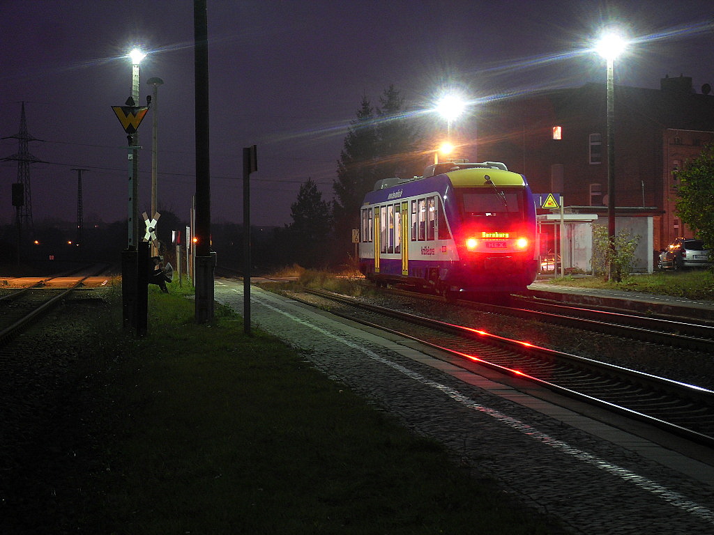 HEX 640 124 mit einer Leistung von Knnern nach Bernburg Hbf am 17.11.2011 in Bernburg-Friedenshall.