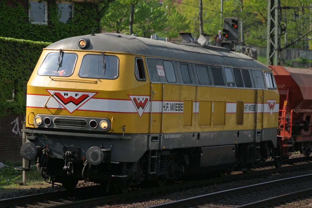 H.F.Wiebe 216 031 mit Schotterzug am 26.4.11 in Hamburg-Harburg