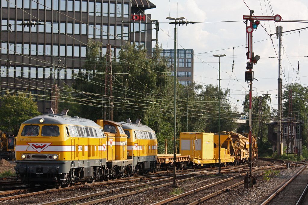 H.F.Wiebe 216 122 (Wiebe Lok 10)+211 045 (Wiebe Lok 9)+216 012 (Wiebe Lok 11) am 29.8.12 mit einem Bauzug bei der Einfahrt in den Gbf von Dsseldorf-Rath.Die Loks holten dort noch einen Kran ab und fuhren spter weiter in Richtung Duisburg.