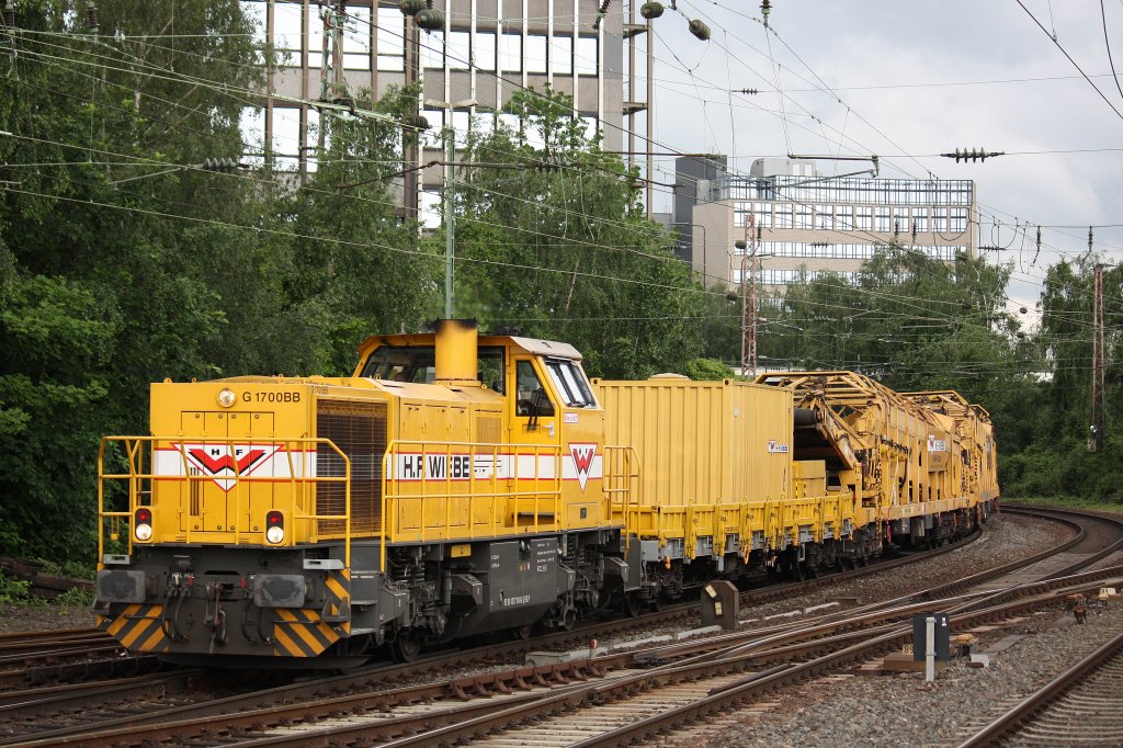 H.F.Wiebe Lok 12 (277 018) am 16.6.12 mit einem Bauzug in D�sseldorf-Rath.
Die Lok wurde sp�ter zusammen mit 216 122,welche man leider nicht fotografieren konnte,dort abgestellt .