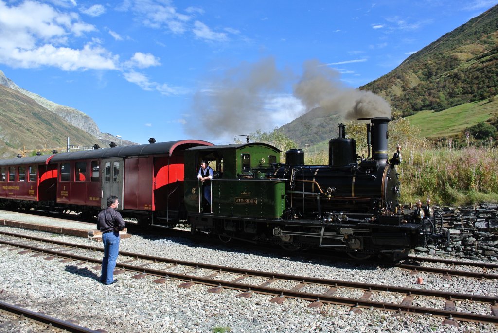 HG 2/3 Nr. 6, Weisshorn, mit Kurs 155 am Ausgangsbahnhof der Furka Dampfbahn in Realp. Whrend den nchsten 2 1/4 h fhrt die Reise ber die alte Furkapassstrecke ber Gletsch nach Oberwald, 28.09.2012.
