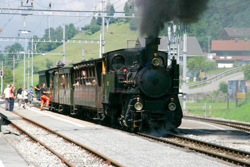 HG 3/3 1067 steht mit ihrem Zug in Lungen; 22.08.2010