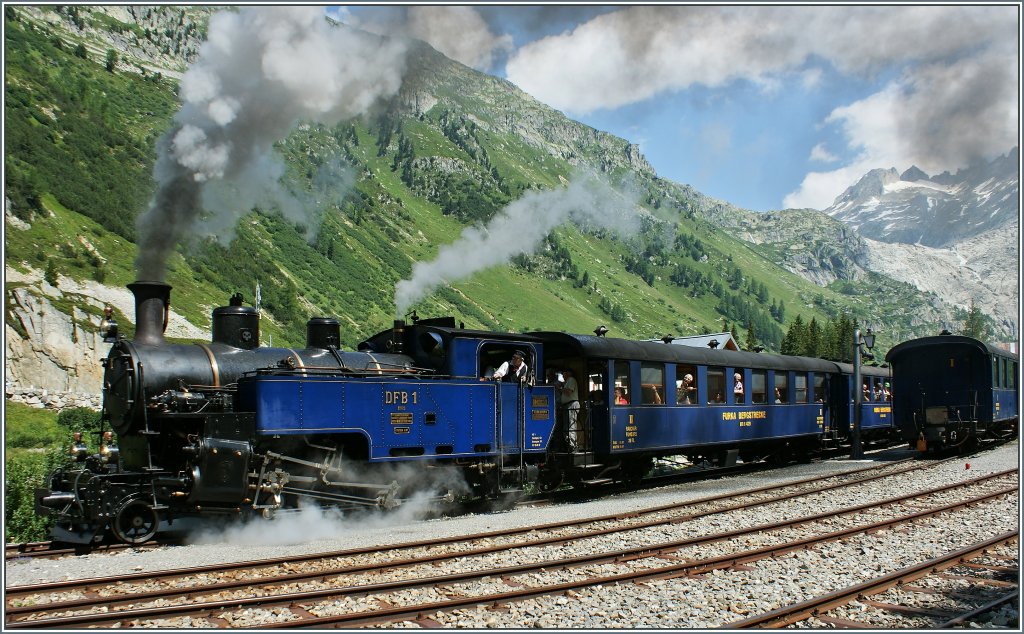 HG 3/4 Nr.1 verlsst nach einem kurzen Halt den Bahnhof Gletsch in Richtung Oberwald.
(05.08.2013)