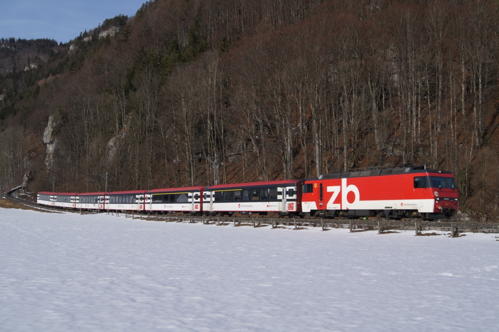 HGe 101 961-1 erreicht am 18.2.12 kurz vor Sonnenuntergang Meiringen.