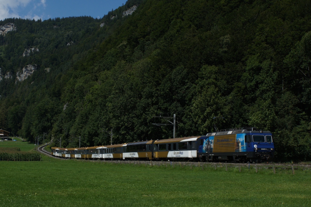 HGe 101 967-8 ist am 10.8.12 mit dem Golden-Pass-IR 2222 im Tal angekommen und fhrt nun die letzten Meter Richtung Meiringen.