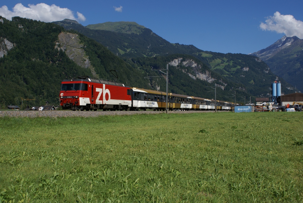HGe 101 968-6 zieht am 9.8.10 den Golden Pass - IR 2228 von Meiringen Richtung Brienzwiler.