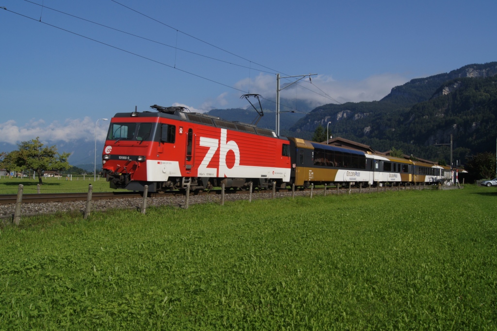 HGe 101 968-9 erreicht am 31.7.11 Meiringen mit dem IR 2212.