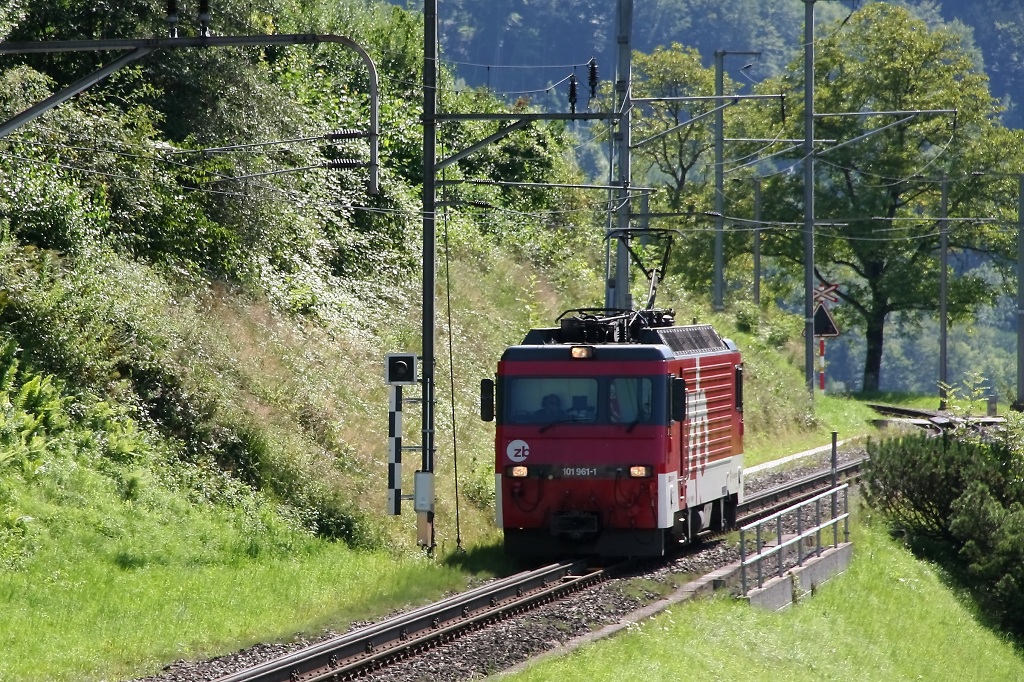 HGe 4/4 101 961-1 kommt als Alleinfahrer die Zahnstangenrampe herunter nach Giswil. (19.08.2012) 