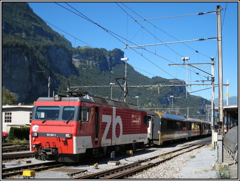 HGe 4/4 101 961 der Zentralbahn steht mit einem Interegio im Bahnhof von Meiringen. (27.07.2009)