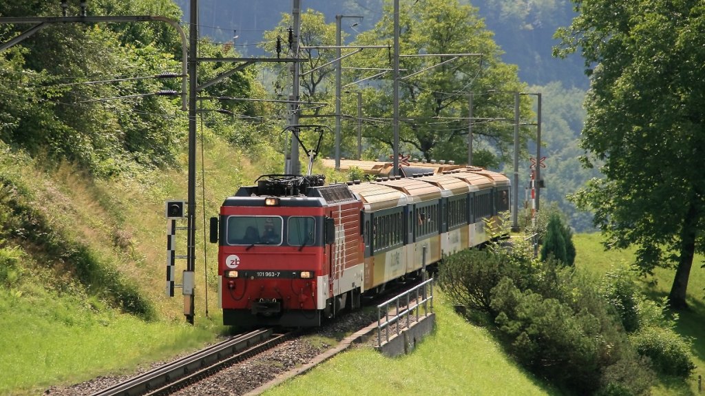HGe 4/4 101 963-7 mit IR 2221 (Goldenpass Panoramic) von Interlaken Ost nach Luzern kommt in Giswil die Zahnradstrecke herunter. (04.08.2012)