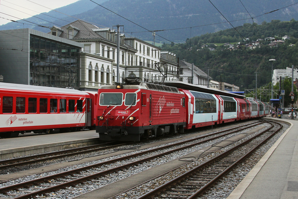 HGe 4/4 103 der Matterhorn Gotthard Bahn mit einem Glacier Express am 29.06.2011 in Brig.