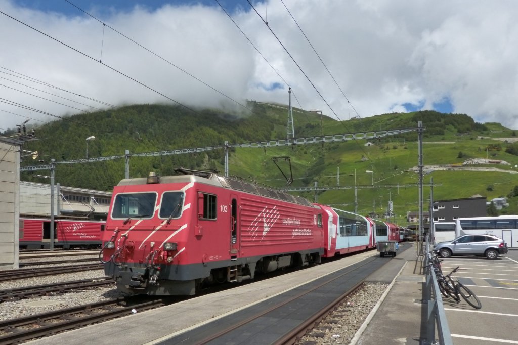 HGe 4/4 103 der Matterhorn Gotthard Bahn mit dem Glacier-Express nach Zermatt am 4.7.13 in Andermatt.