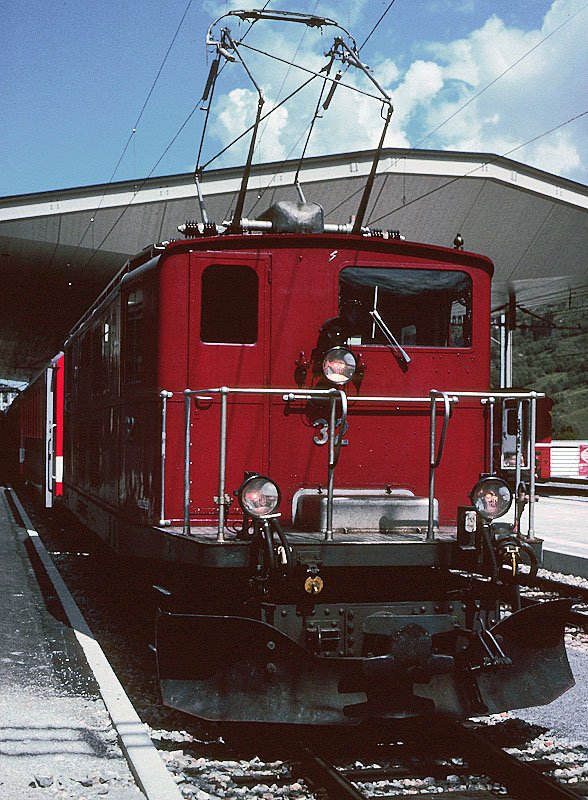 HGe 4/4 I Nr. 32 im Bahnhof Disentis, Juni 2001, HQ-Scan ab Dia.