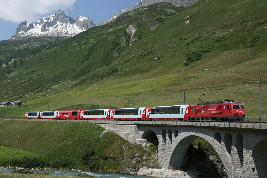 HGe 4/4 II 101 zieht am 13.07.2013 den D 904 von Realp Richtung Andermatt, aufgenommen bei Hospental.