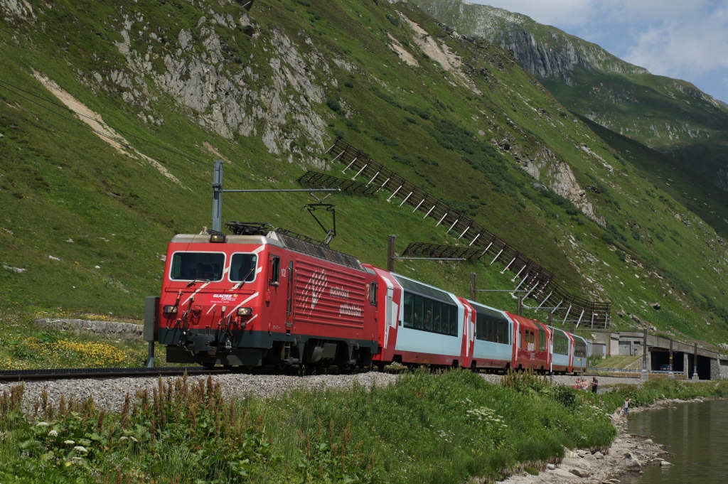 HGe 4/4 II 102 wird in Krze mit dem nur fnfteiligen Glacier-Express 909 den Zahnstangenabschnitt Richtung Ntschen erreichen. (27.7.12)