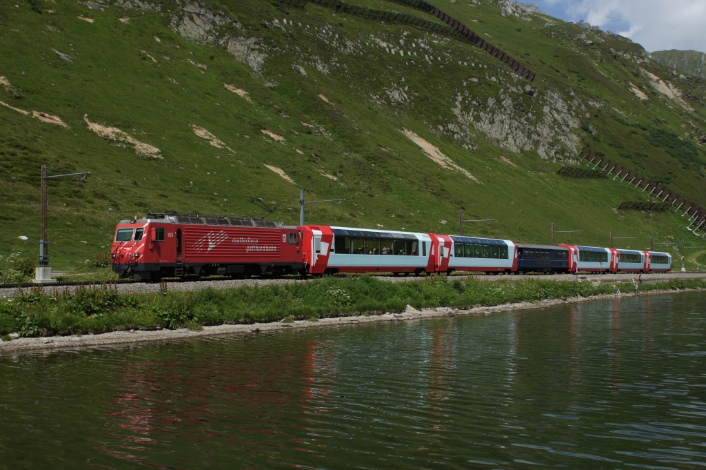 HGe 4/4 II 103 fhrt am 27.7.12 mit dem letzten Glacier-Express des Tages vom Oberalppass Richtung Ntschen.